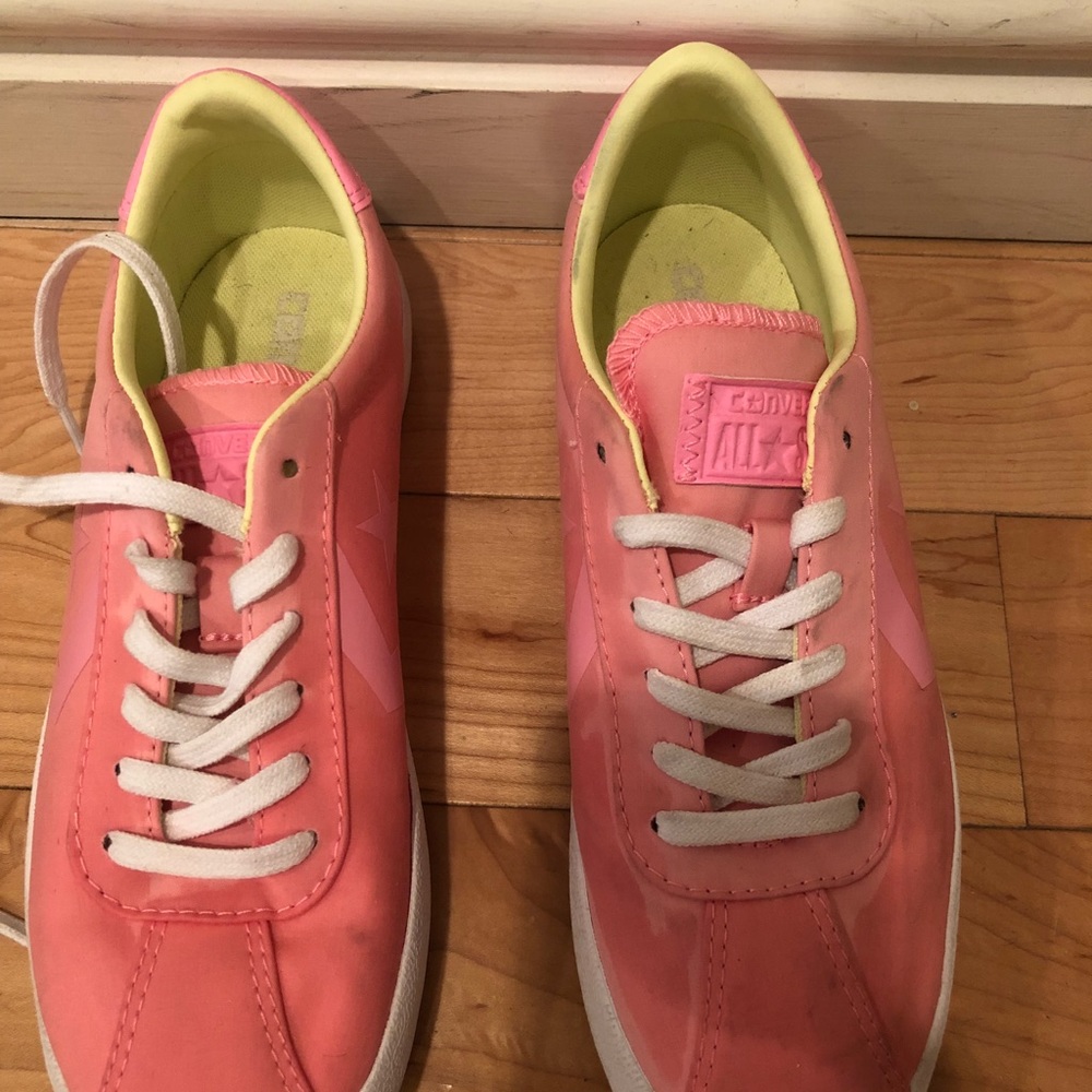 Converse pink